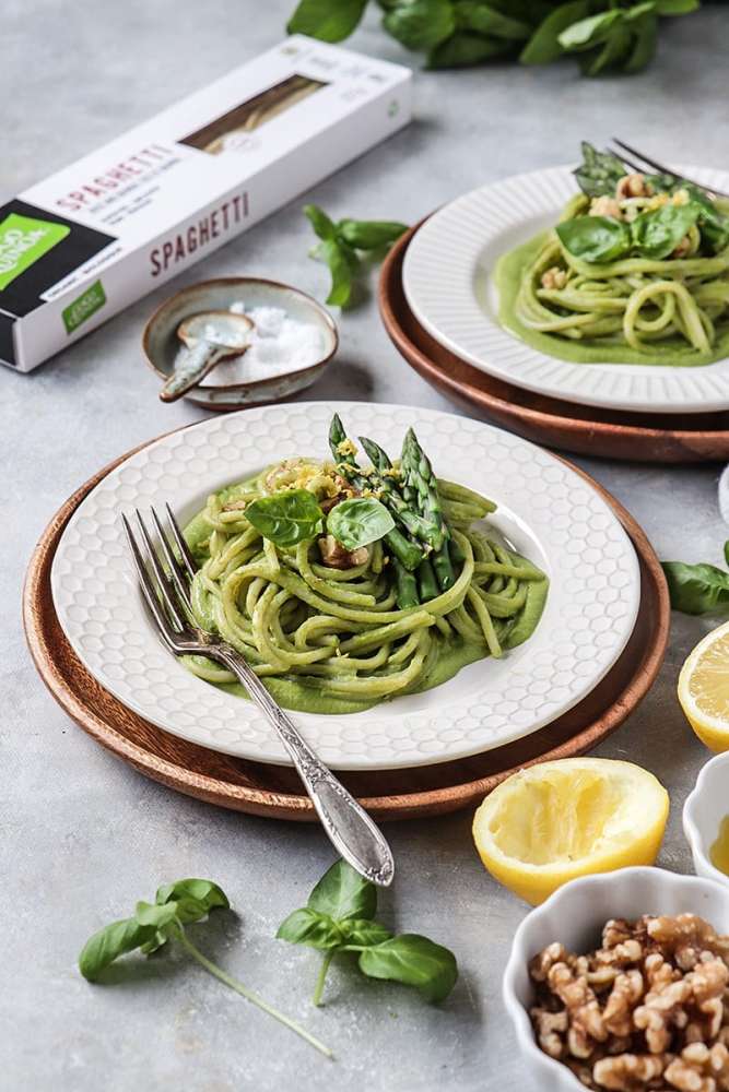 Spaghetti with asparagus pesto