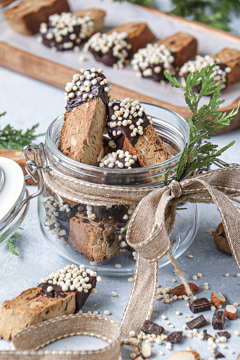 Mini biscotti with quinoa, almonds and chocolate