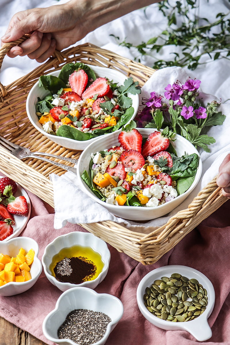 Salade estivale de quinoa à la mangue et aux fraises
